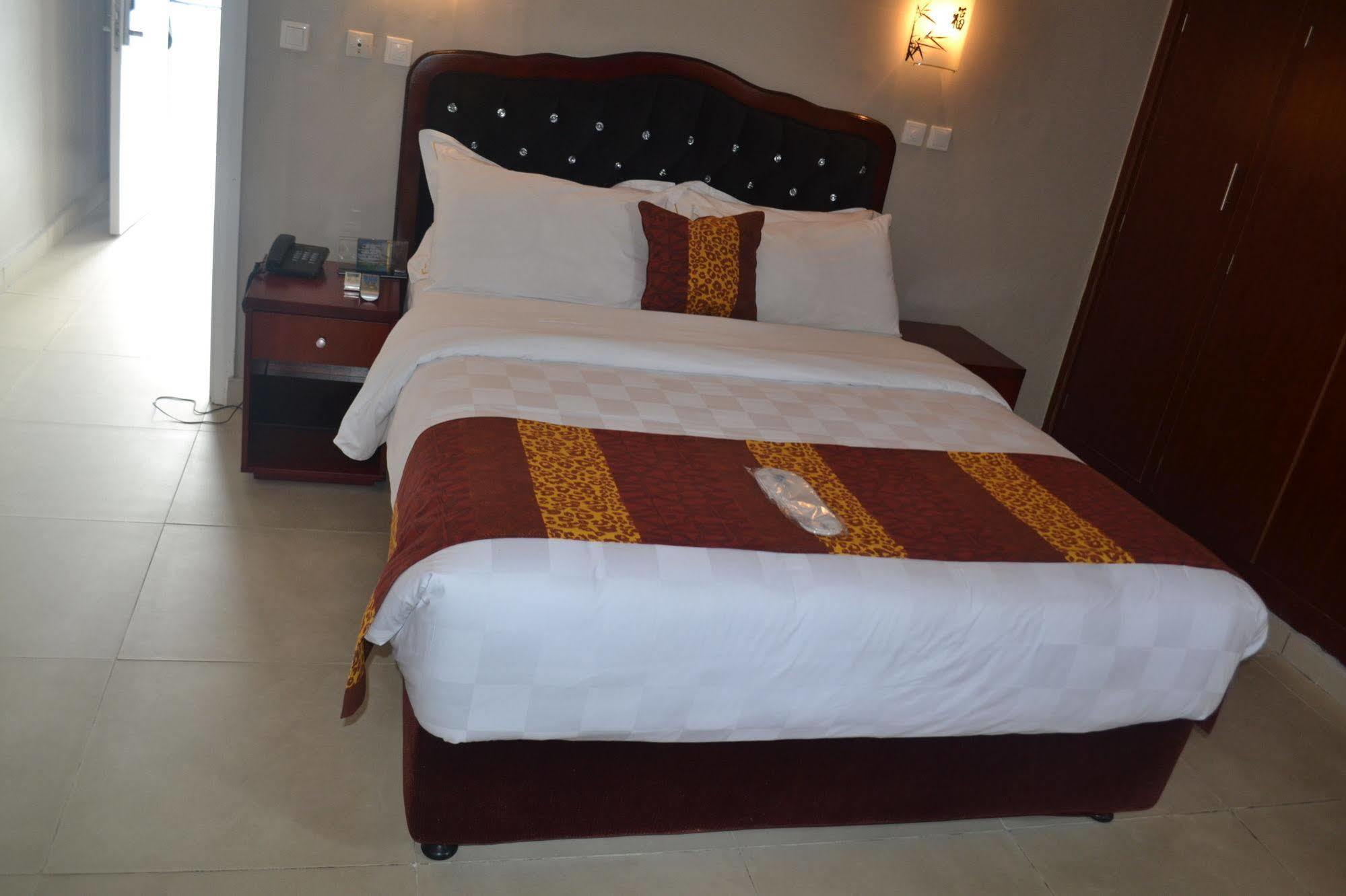 Hotel La Falaise Bonanjo Douala Exterior photo
